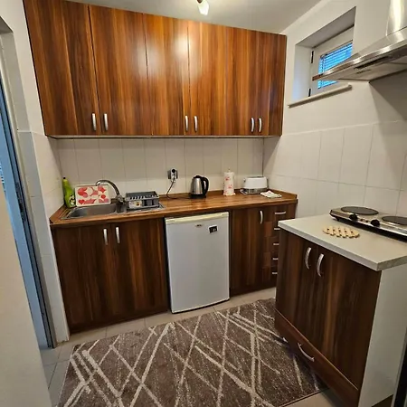 Prenociste Lana Novi Banovci