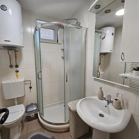 Prenociste Lana * Novi Banovci